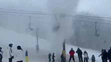 美国：滑雪场水栓破裂 高压水柱直冲7米高缆车乘客