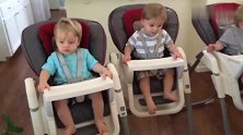 三胞胎坐餐椅上赛跑，用小身躯带着椅子疾步向前，太可爱了
