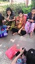 偶遇一群在中国打工的缅甸姑娘，中午坐在地上休息，让人心疼