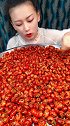小姐姐直播吃麻辣小龙虾，这吃相就像嗑瓜子一样，估计家里有矿吧