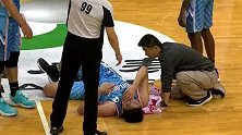 萨林杰违体犯规！孙桐林被撞鼻子出血倒地不起