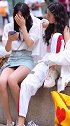 两位小姐姐穿衣风格完全不同，一个酷一个美，特别喜欢短裙美女！