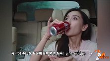 杨颖在车上喝可乐，谁注意到她另一只手...