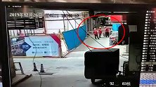 监控拍下惊险瞬间！居民楼玻璃窗高坠砸中3人 2人瞬间倒地