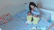 双胞胎饿急了，要抢妈妈手里的奶，你来我往好热闹！