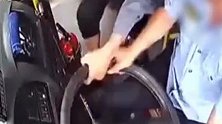 67岁大爷与司机争吵一气之下抢夺方向盘  公交险撞树