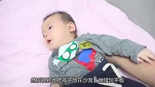 冲奶粉换尿布都不在话下，小萌娃照顾小婴儿动作娴熟，真让人惊讶