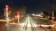 美国一名司机驾车绕过铁道口驶上铁轨 被火车撞成重伤