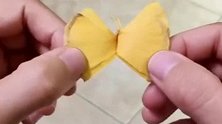 银杏叶变蝴蝶，美女真是心灵手巧，阿姨都夸她做的漂亮！