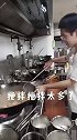 饭店新来的学徒做菜，连调料都不会就想颠勺，师傅都看不下去了！