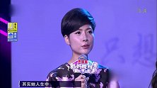 《妈妈咪呀》：女友在台上演出《下一个天亮》，背景放着二人甜蜜
