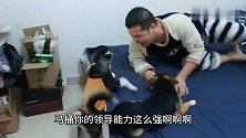 男子学狗叫跟狗狗吵架，边吵边吓狗狗，狗狗委屈的大骂起来快哭了