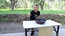 兄妹俩抬杠卖火锅汤，一个让顾客用筷子喝一个用漏勺喝，结局真逗