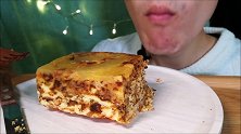 小哥吃的是烘苹果蛋糕，看起来平淡无奇，但是味道超级棒