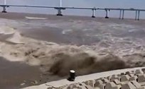 男子被钱塘江大潮卷走瞬间消失！路人惊慌失措 11秒后奇迹发生