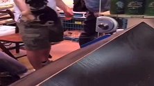 搞笑配音，出远门多加几把锁心里踏实，这么一看也就这个门值点钱
