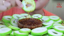 青芒果蘸辣椒水是什么吃法呢美女吃的很享受