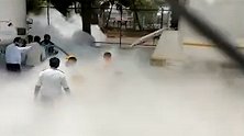 印度一公立医院氧气瓶泄漏致24名病人死亡 白烟扩散引起恐慌