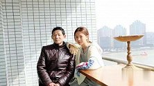 杨超越被拍到回老家吃席 坐在角落乖巧拘谨