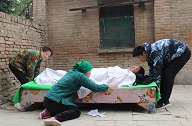 女人捡个弃婴，20年后儿子去世女人疯癫，没想“儿子”回来了