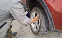 跑长途轮胎被长钉刺破，无需花钱叫拖车，学会3招轻松搞定！
