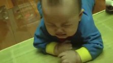 宝宝边哭边爬，这是在喊冤吗？看的我只想笑！