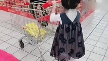 小萝莉逛超市，没想到被突如其来的拖把打到，妈妈哭笑不得