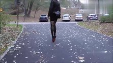 个性连裤袜搭配黑色高跟鞋