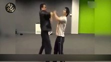 外国小伙使出的截拳道，拳速竟如此之快，一拳打烂靶子！