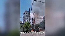 街头一变压器起火,现场火光骇人