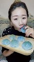 吃冰姑娘，这次吃一盘蓝色冰块，吃得太脆了