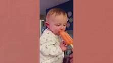 大人喂萌娃吃雪糕，萌娃皱起眉头一脸难吃的表情，真是太逗了