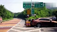 重庆高速一司机高速匝道口停车看路牌，引发后面四车追尾