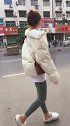 小姐姐穿白色羽绒衣配灰色长裤，青春靓丽尽显无疑，看着好美！