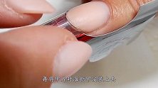 国外美女大胆尝试，将“活鱼”养在指甲里，结果让人惊艳不已！