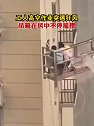 河北保定：工人高空作业突遇狂风，吊箱在风中不停摇摆