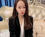 美女老板表妹上班迟到不打卡被公司同事检举，结果太逗了