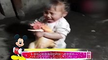 小姑娘发现自己养的鸡没了，抱着鸡哭得好伤心，真的是太有爱了！
