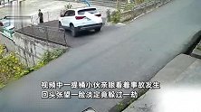 男子误把油门当刹车，致车辆飞下3米高台，提桶小伙一脸淡定躲过一劫