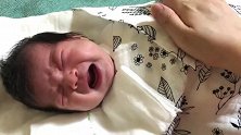 连续4周拍下小宝宝裹襁褓入睡的画面，宝宝的反应太可爱啦