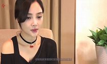 李小璐与甜馨手牵手,母女俩身穿亲子装,却被李小璐美腿吸睛