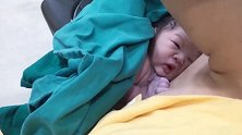 感动！属于爸爸和刚出生宝宝的幸福时刻，太美好了
