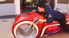 小伙花了十万块买的摩托车，红色的，很漂亮，你知道这是什么牌子的吗？