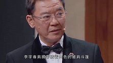 李宇春穿蕾丝裙出席活动，白色斗篷太显壮，一看就是35岁的人
