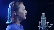美女演唱《多想在平庸的生活拥抱你》，旋律优美，句句透着真情