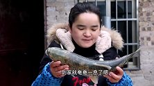 苗家小妹做酸菜鱼，酸辣开胃吃鱼不吐刺，小侄女帮夹菜挑刺