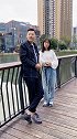 这男的是我们当家的 特爱装 明明旁边跟个快一米七的大“拖油瓶” 还老喜欢穿运动鞋 休闲装 让别人都以为他很年轻