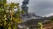 现场：黎巴嫩南部一建筑发生剧烈爆炸 黑烟起于废墟直冲天际