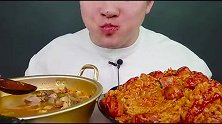 小哥吃大酱汤+香肠泡菜炒饭！１大口是一小碗的量，用生命在吃！