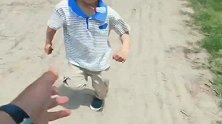 爸爸又要外出打工了，儿子一路小跑追着爸爸告别，好心酸啊